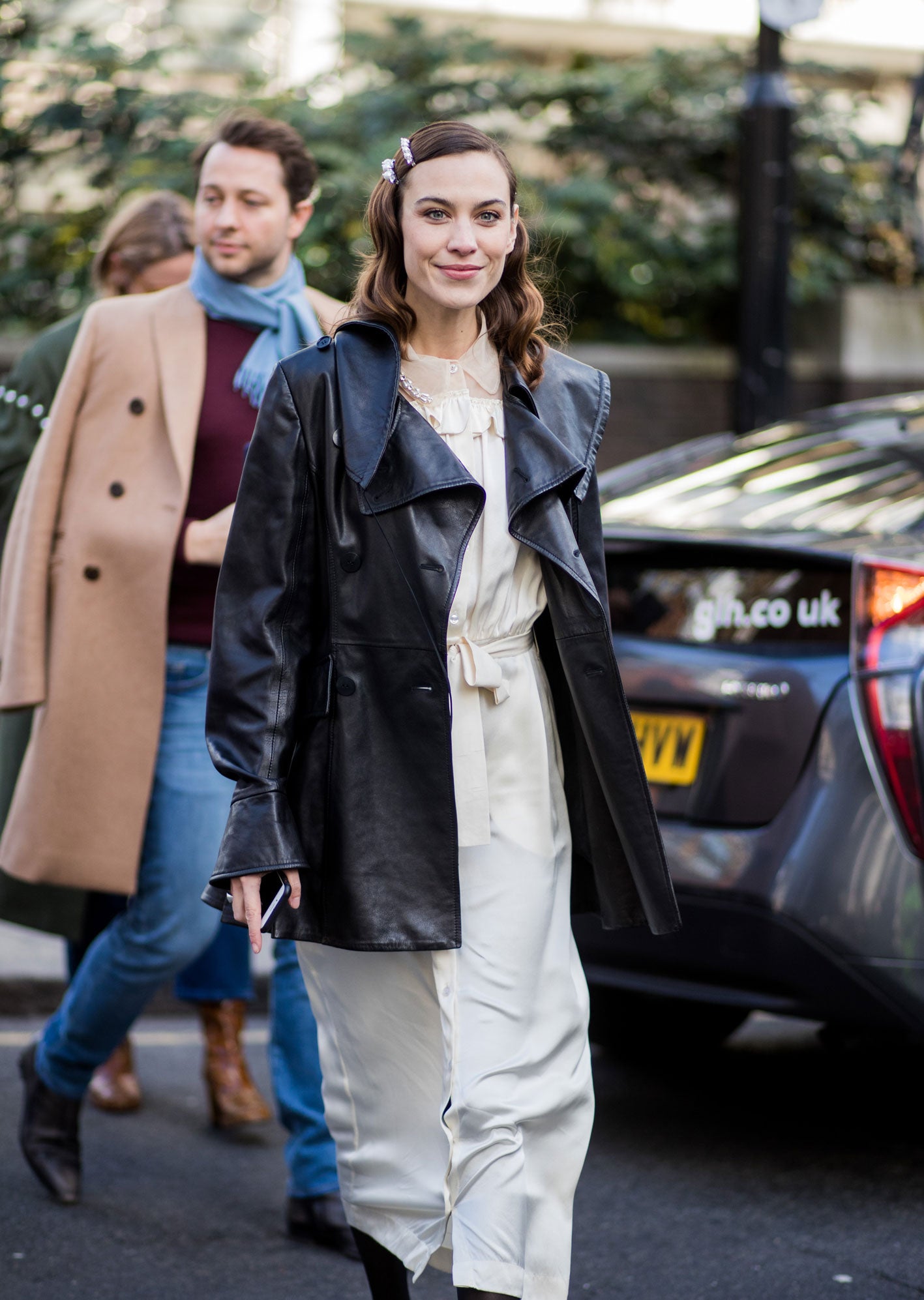 Alexa Chung también es la reina de los trench. Este es de marca propia y lo combinó con un vestido midi abotonado durante la Fashion Week de Londres 2018. ¡Nos encanta!