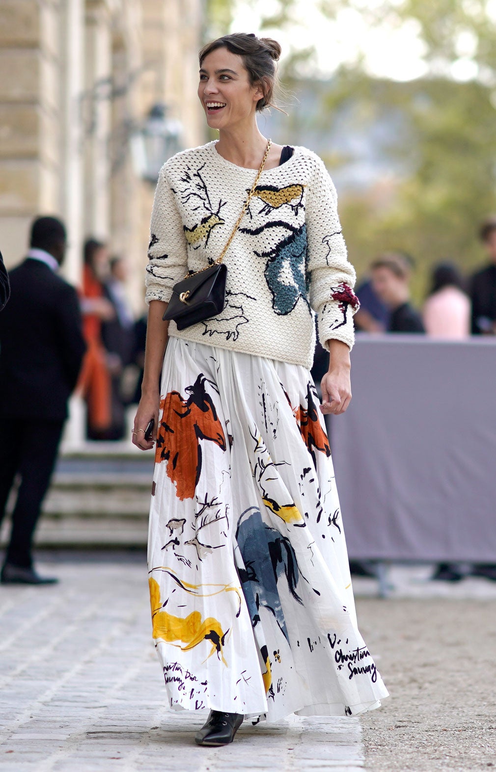 Así fue pillada Alexa Chung de camino al show de Dior durante la Fashion Week de Paris en 2017. Con un total look (perfecto para la primavera) de Dior compuesto de jersey y falda maxi. Su moño desefandado es otra de las claves de su estilo impecable.