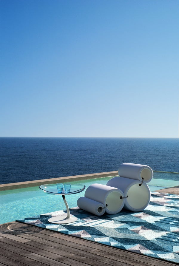 Porque queremos disfrutar del buen tiempo. Porque nos gustan los materiales naturales y los colores alegres. Porque queremos que la luz lo lumine todo y las plantas alegren hasta el último rincón. Por eso nos apuntamos a las nuevas tendencias deco. Sobre la mesa Mucidule, de Roche Bobois, vasos de Littala. La silla Tube es de Joe Colombo para Capellini. La alfombra de exterior es el modelo Hexagone de Roche Bobois.