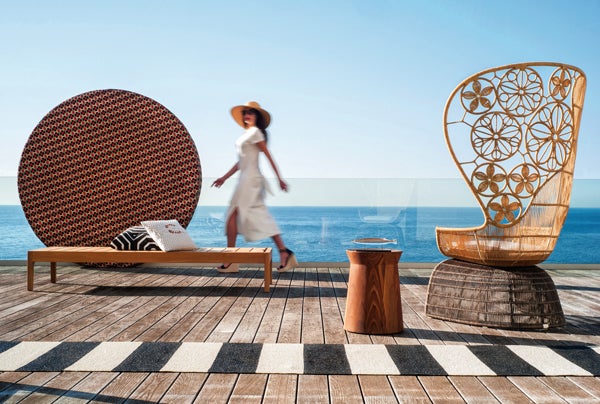 Es hora de hacer hogar fuera de casa. Líneas minimalistas, materiales naturales y toques étnicos con espíritu contemporáneo nos invitan a salir. Toma de tierra conexión étnica. Con el buen tiempo, volvemos la mirada al sol, al mar... y a los materiales orgánicos, en tonos tierra, que nos conectan con la naturaleza. A la derecha, el sillón Crinoline, de fibra vegetal de abacá con estructura de alumino y polietileno. Es un diseño de Patricia Urquiola para B&amp;B Italia. A su lado, mesa modelo Dama, en madera, de Silvera Poliform; y, sobre ella, barracuda de cristal que firma François-Xavier Lalanne para Baccarat. En el suelo, alfombra Bob, de pvc trenzado, de Pappelina. A la izquierda, colchón redondo con funda para exteriores de Philippe Mouquet para Hermès. Delante, tumbona Elizabeth, en madera de teca, de Ligne Roset. El cojín con abalorios de madera es el modelo Asma de la firma Madura; y el estampado, de Livio de Simone.