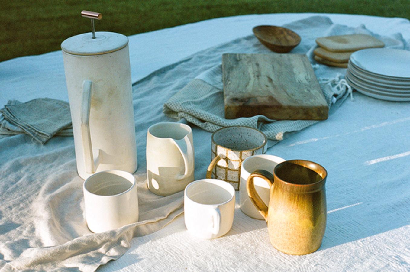 Adiós, minimalismo y muebles en serie. Hola, pinturas desgastadas y acabados imprecisos. Arriba: foto del libro Wabi Sabi Welcome, de Julie Pointer Adams.