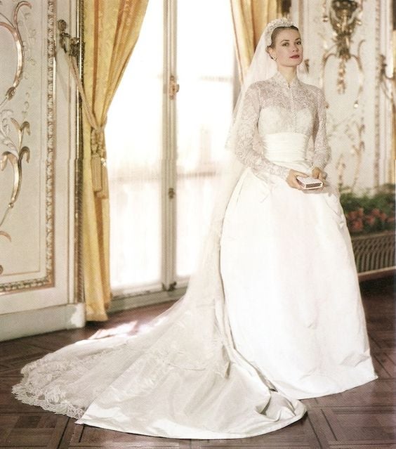 Todavía no se ha diseñado un vestido que alcance la influencia del que llevó Grace Kelly el día de su boda con el príncipe Rainero III de Mónaco, el 19 de abril de 1956. De hecho, es innegable que estuvo presente en las conversaciones que mantuvieron Sarah Burton y Kate Middleton a la hora de acordar su propio vestido. El diseño era de Helen Rose, diseñadora de vestuario en Hollywood, ganadora de dos Oscar por “Cautivos del mal” (1952) y “Mañana lloraré” (1955), y para terminarlo utilizó 23 metros de tafetán de seda y un encaje con 125 años de antigüedad bordado con perlas.