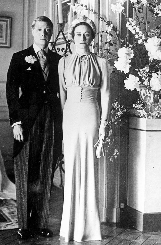 Divorciada como Camilla Parker-Bowles, Wallis Simpson eligió antes que ella un pálido azul grisáceo (su color favorito: azul Wallis lo llamaba) para casarse en 1937 y en terceras nupcias con el rey Eduardo, VIII, enamorado hasta el punto de abdicar en favor de su hermano, el rey Jorge V, para poder unirse a ella. El diseño es del estadounidense Mainbocher, está confeccionado en crepe y Simpson lo adornó con un broche de Cartier.