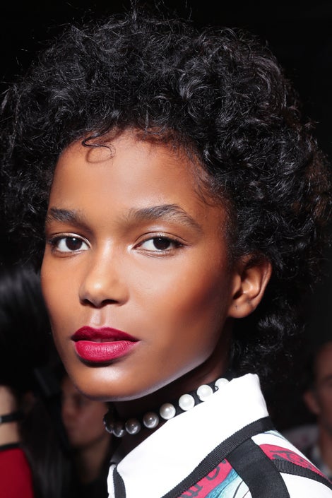 Los tonos frambuesa siempre han casado bien con la primavera. Desfile: ANDREW GN.