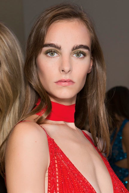 En el párpado inferior, crea un efecto muy 90's. Desfile: ELIE SAAB.