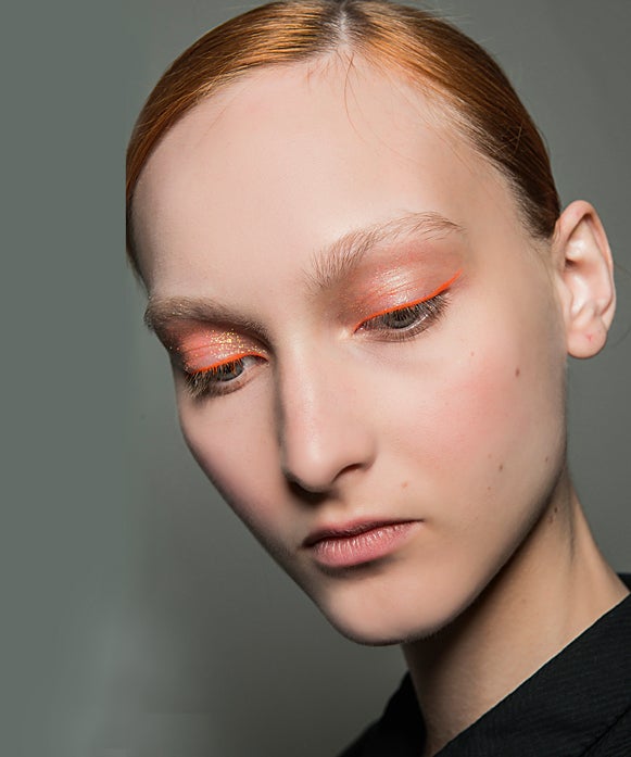 Trenza la melena, enróllala, ábrela por la mitad, mete la punta por el centro y sujétalo. Prueba con: Laca fijadora Elnett de L'Oréal Paris.