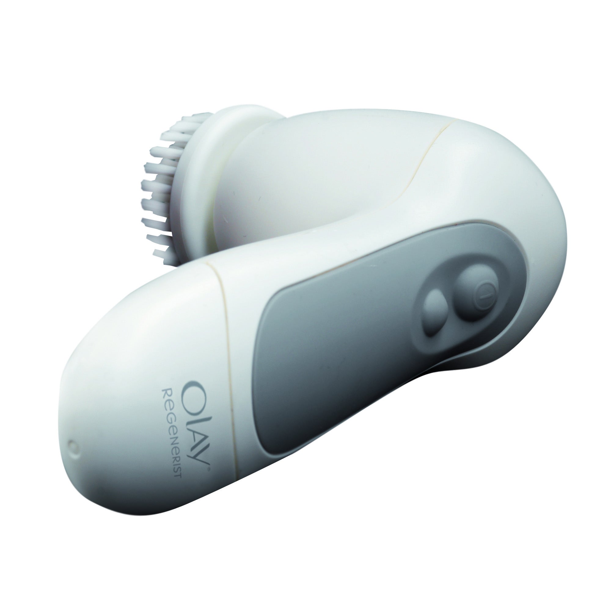 El diseño avanzado de su cabezal permite que se adapte al contorno del rostro para eliminar la suciedad y retirar el maquillaje, incluso en la zona T y la barbilla. Además, puede utilizarse a diario gracias a sus 10.000 suaves filamentos de masaje que respetan la piel. (39,99€)