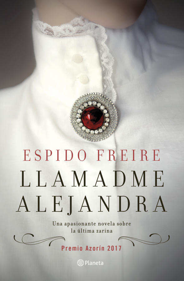 ‘Llamadme Alejandra’, de Espido Freire. Un libro, Premio Azorín 2017, que trata sobre la última zarina Alejandra Románova, y que reivindica el papel de las mujeres con vidas diferentes y difíciles.