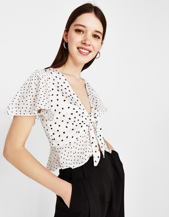 Y ponte flamenca, aunque sea con una blusa de lunares anudada a la cintura como esta, porque tú lo vales, chica guapa.