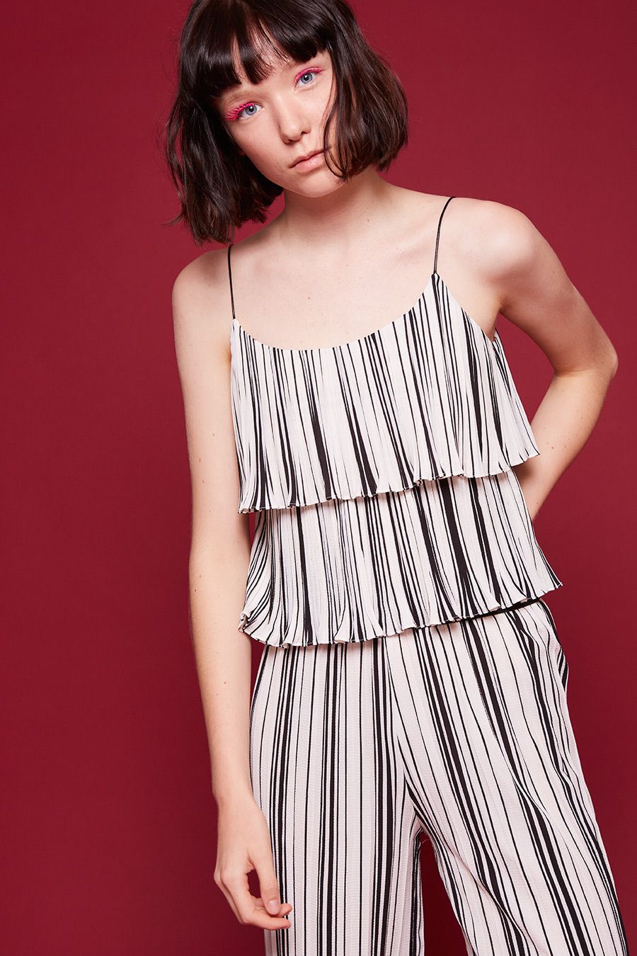 Aprovechando que esta temporada se llevan los conjuntos estampados, adelántate y luce ya un top con volantes como este con un pantalón a juego.