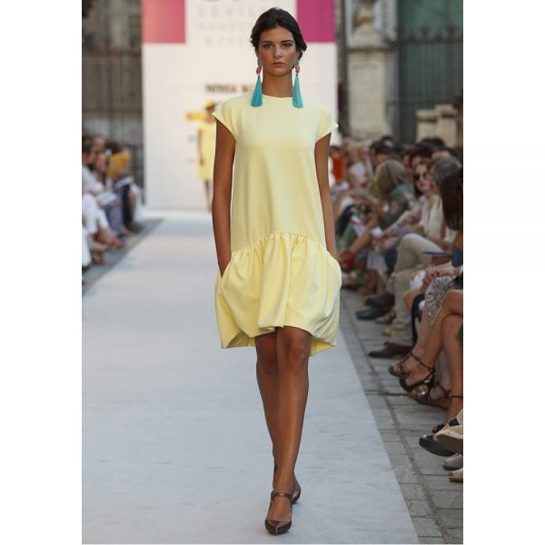 Si el vestido de Amazon saca tu lado más sofisticado, este amarillo pastel, el más dulce.