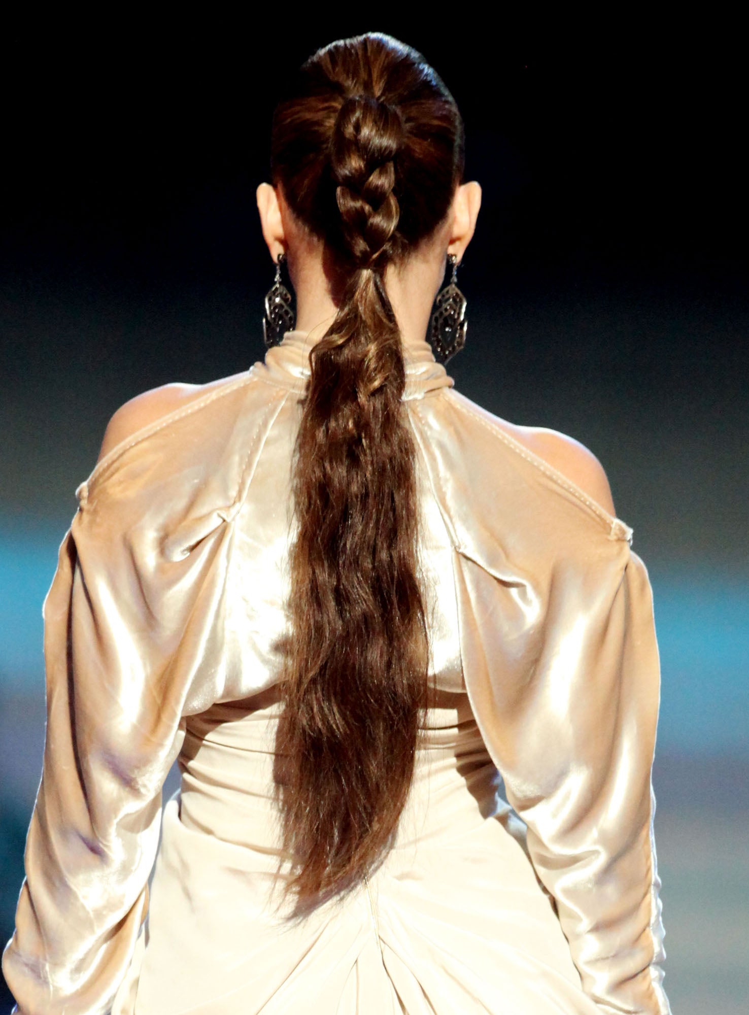 Durante sus actuaciones, JLO prefiere lucir el pelo extra largo, como en 2009 con esta coleta fruto de las extensiones y de los postizos.