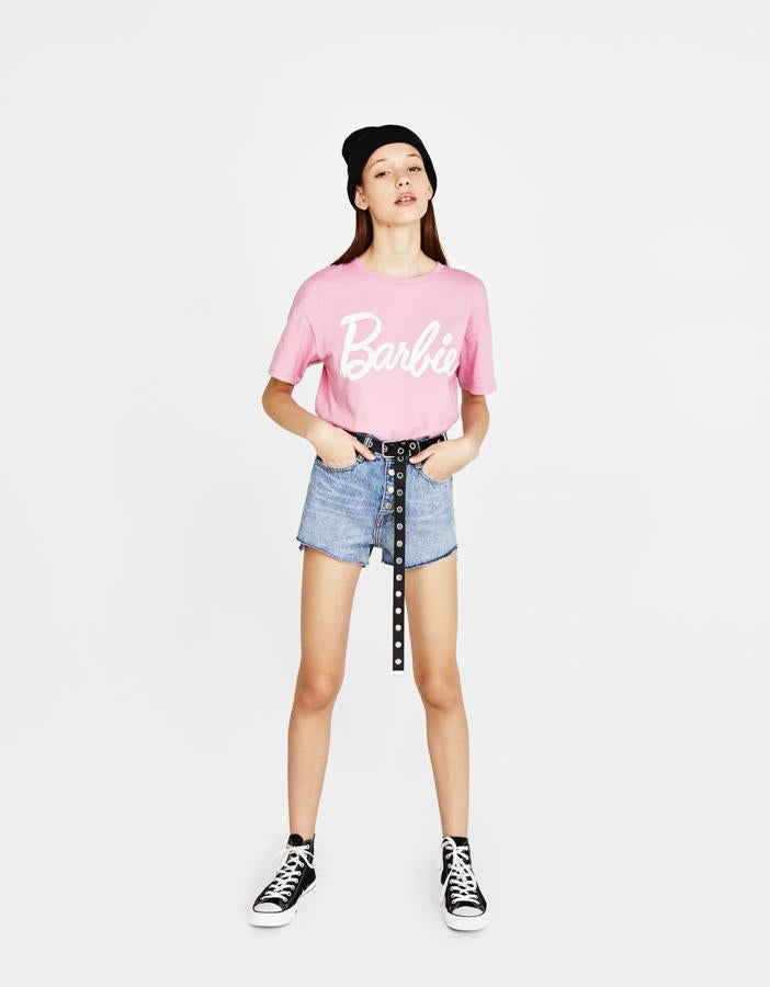 Ay, una cosa, ¿te has parado a pensar lo guay que quedaría ese conjunto de pantalón y blazer cruzada rosa con esta camiseta de Barbie? Ese look nos lo querría copiar hasta Dulceida