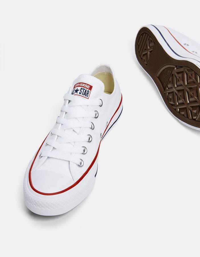 ¡Hala! Pero también hay zapatillas Converse blancas en Bershka. ¡Pues claro! Te las pondrás tanto que el día que las metas en la lavadora tu madre volverá a seguirte en Instagram.