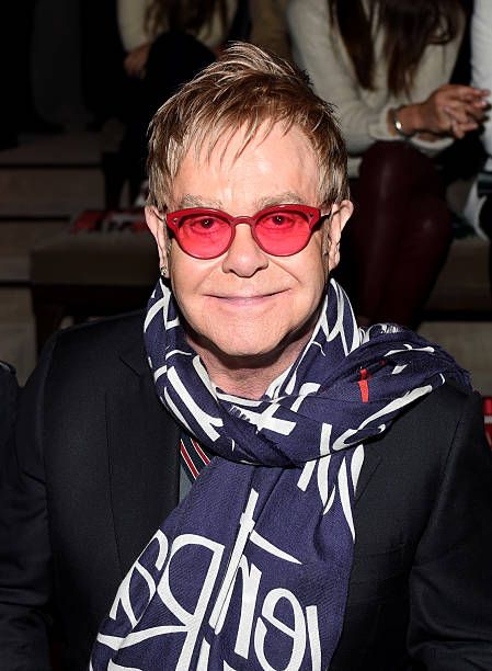 Sir Elton John pasará a la historia tanto por su talento compositor como por su talento para gastar. Sin embargo, el gasto mayor y más inesperado fue el robo de su contable, Andrew Hadyon, por valor de 29 millones de dólares. El cantante denunció tanto a Hadyon como a su empresa, Pricewaterhouse Coopers, pero perdió le juicio por falta de pruebas y, además, tuvo que pagar 10 millones de dólares en costas.