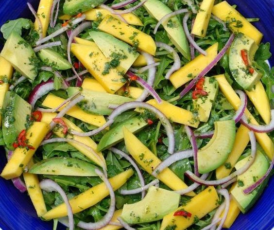 Ensalada fresca de aguacate y mango.