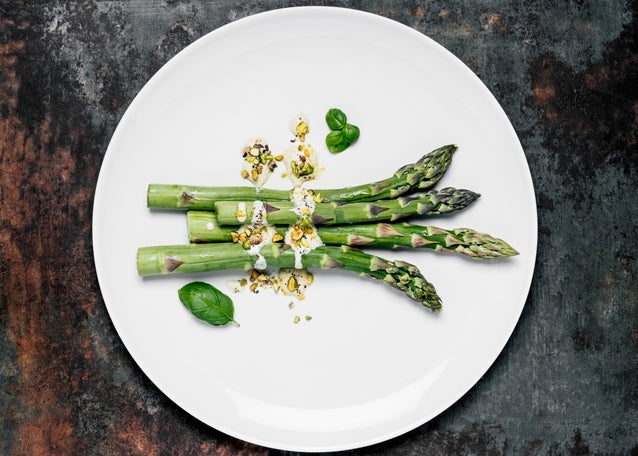 "El folato ayuda a prevenir defectos del tubo neural en el bebé, como la espina bífida. Se aconsejan 600 mcg durante el embarazo, por ello, es esencial durante las primeras 4 semanas de gestación, cuando se está formando el sistema nervioso central del bebé", explica Guisasola. Los espárragos son buena opción pero también encontrarás folato en derduras de hoja verde, naranjas, legumbres, granos integrales o hígado.