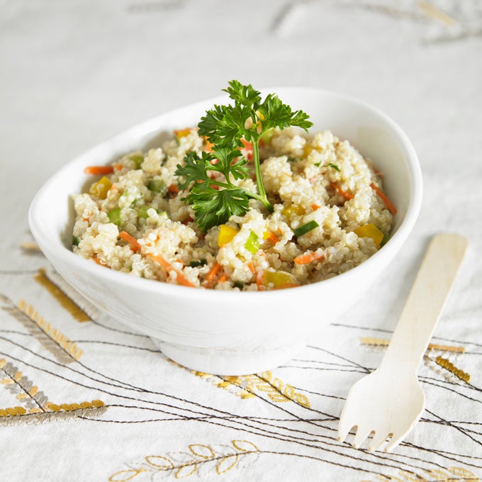 Aporta proteínas, es rica en fibra, no contiene gluten, controla el colesterol y es una excelente fuente de proteínas.  Si quieres saber más sobre este súper alimento haz click aquí.