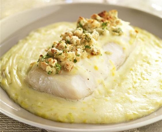 Merluza al horno gratinada con besamel de puerro.