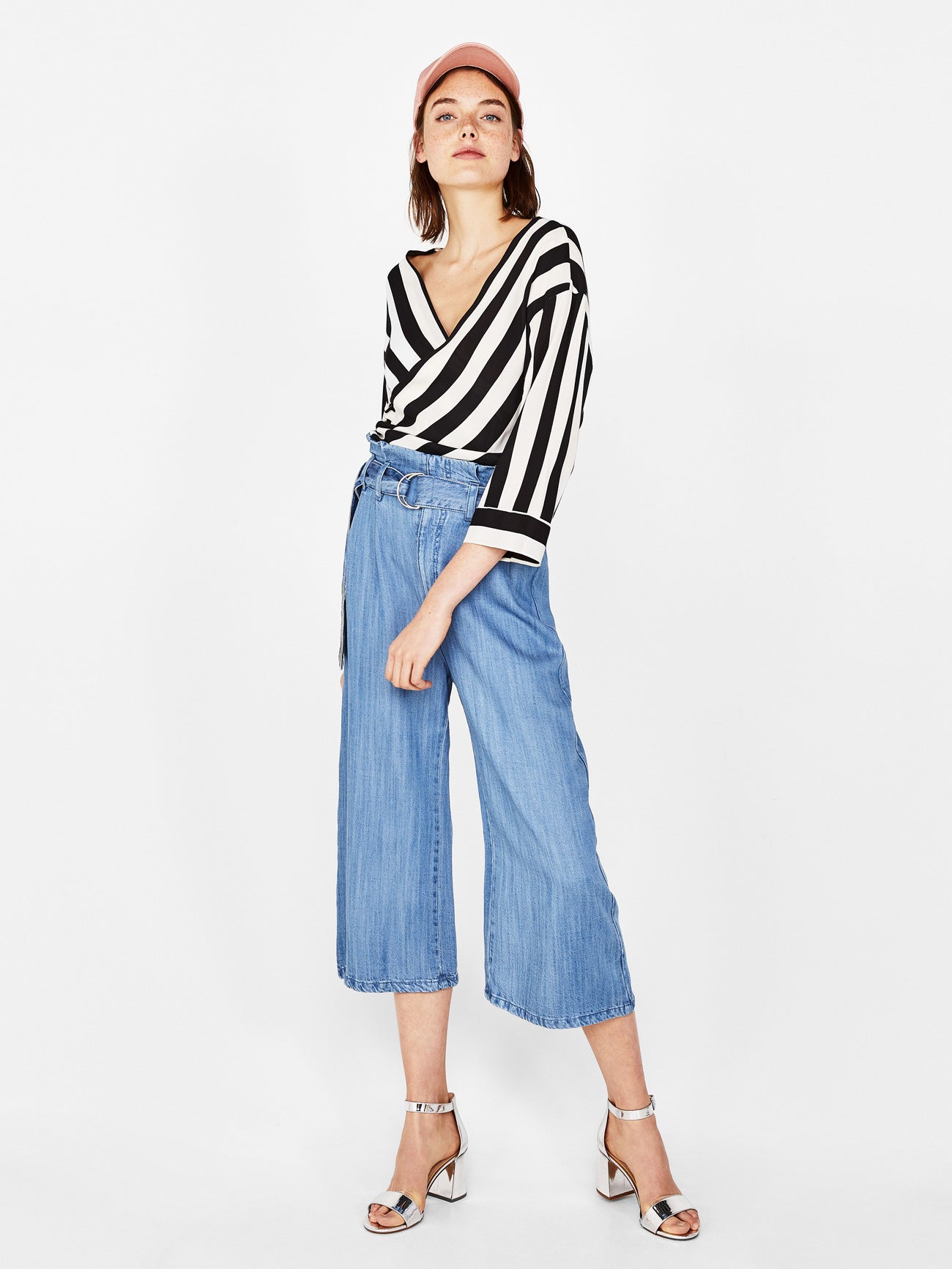 Y unos pantalones culotte tipo 'paper bag', que los podrás usar hasta que el frío tremendo de noviembre se vuelva a instalar en nuestros días.