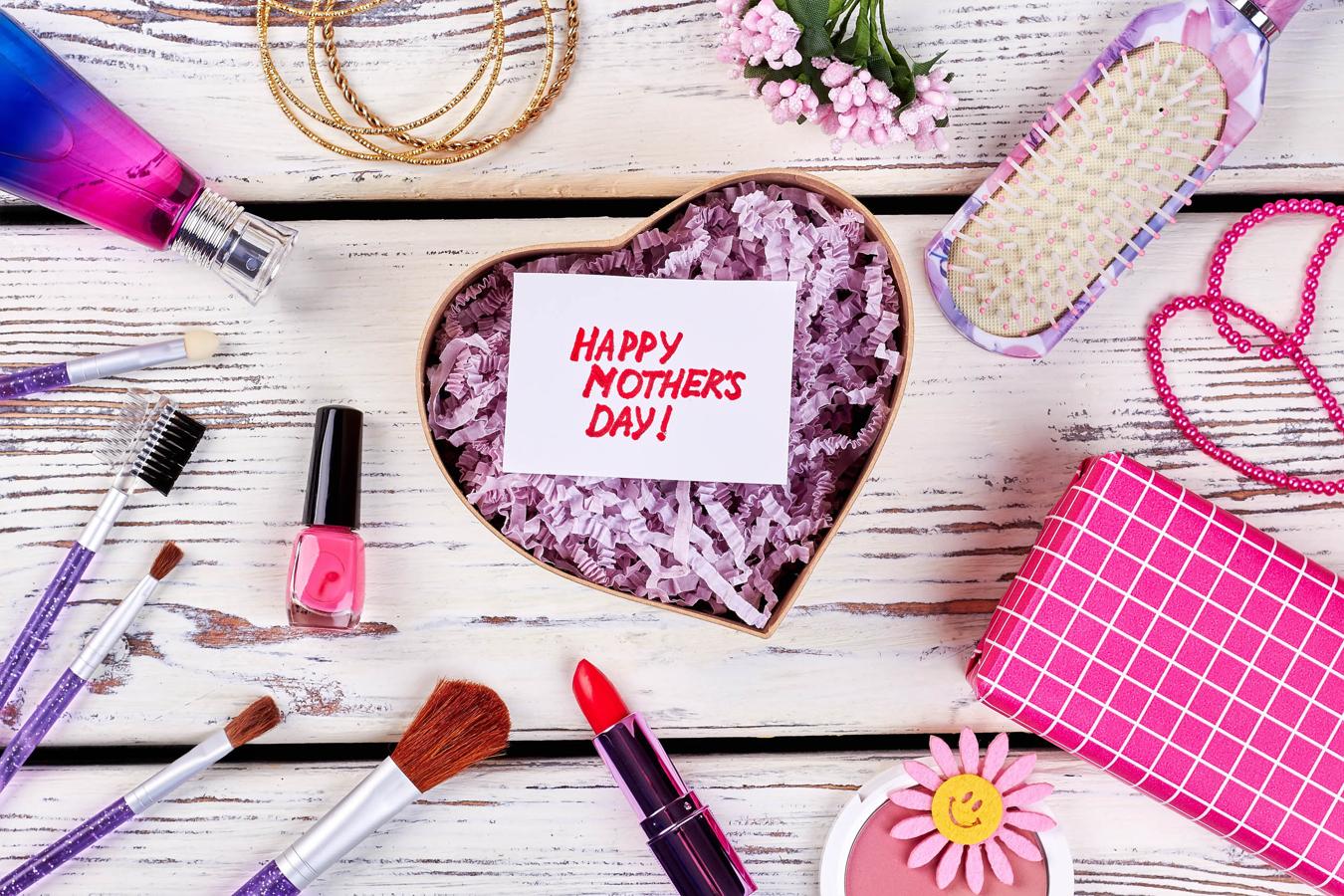 El día de la madre es la mejor excusa para renovar el neceser, comprar esa crema que tan bien le funciona, o ese pintalabios que tan bien le queda. Pero también para probar novedades de belleza. Aquí tienes nuestra selección de cremas, cosméticos y beauty gadgets. Además de una propuesta para regalarle un tratamiento médico-estético.