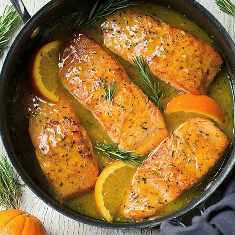 Salmón al vino con salsa de naranja más pimienta y romero.