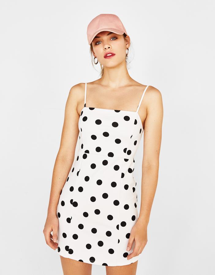 Vamos a olvidarnos de las citas y las bodas por un momento, que lo que más te vas a poner a diario va a ser un vestido de lunares al estilo Kendall Jenner..