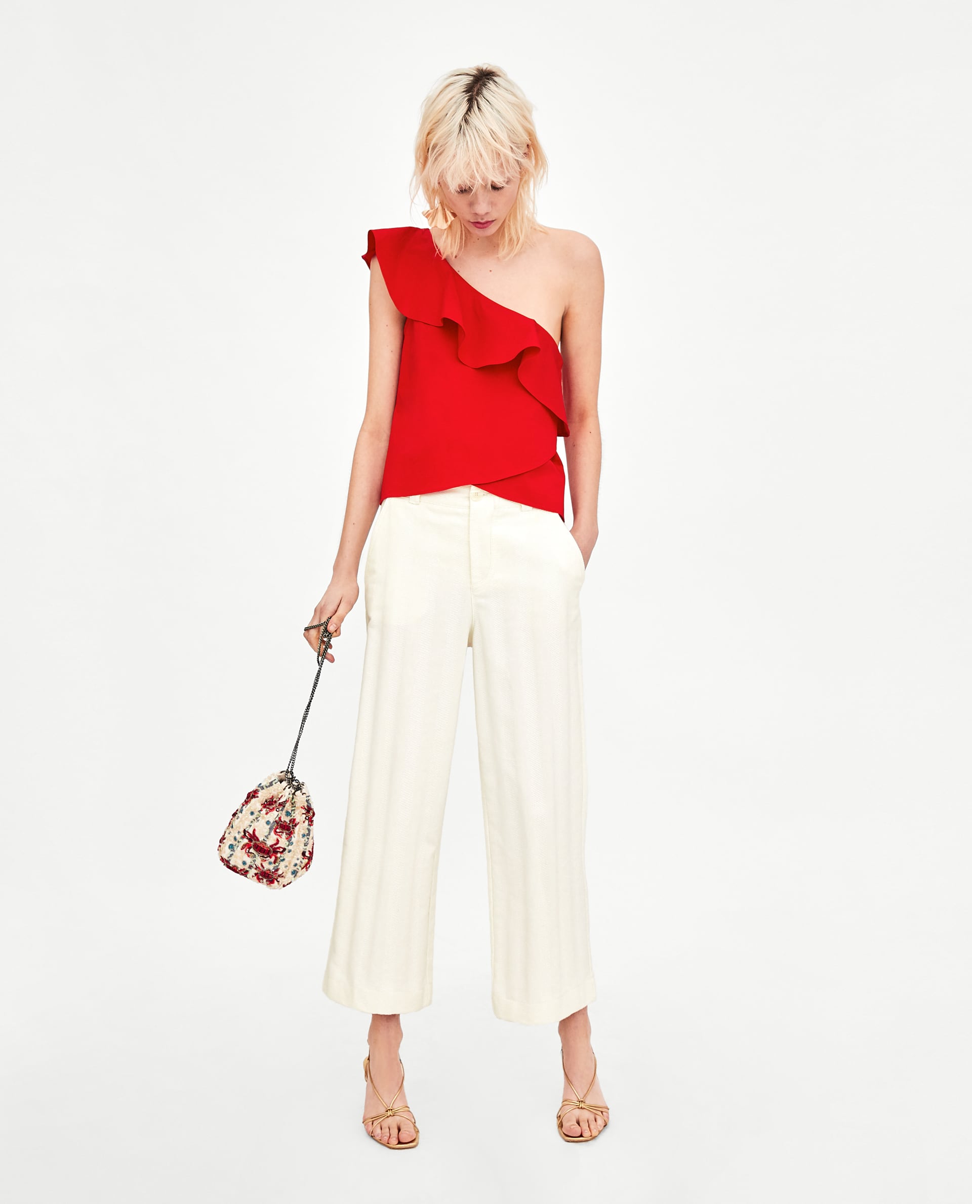 Si no te quieres dejar un dineral, combina uno de tus pantalones de pernera ancha o unos culotte con un top asimétrico con volantes.