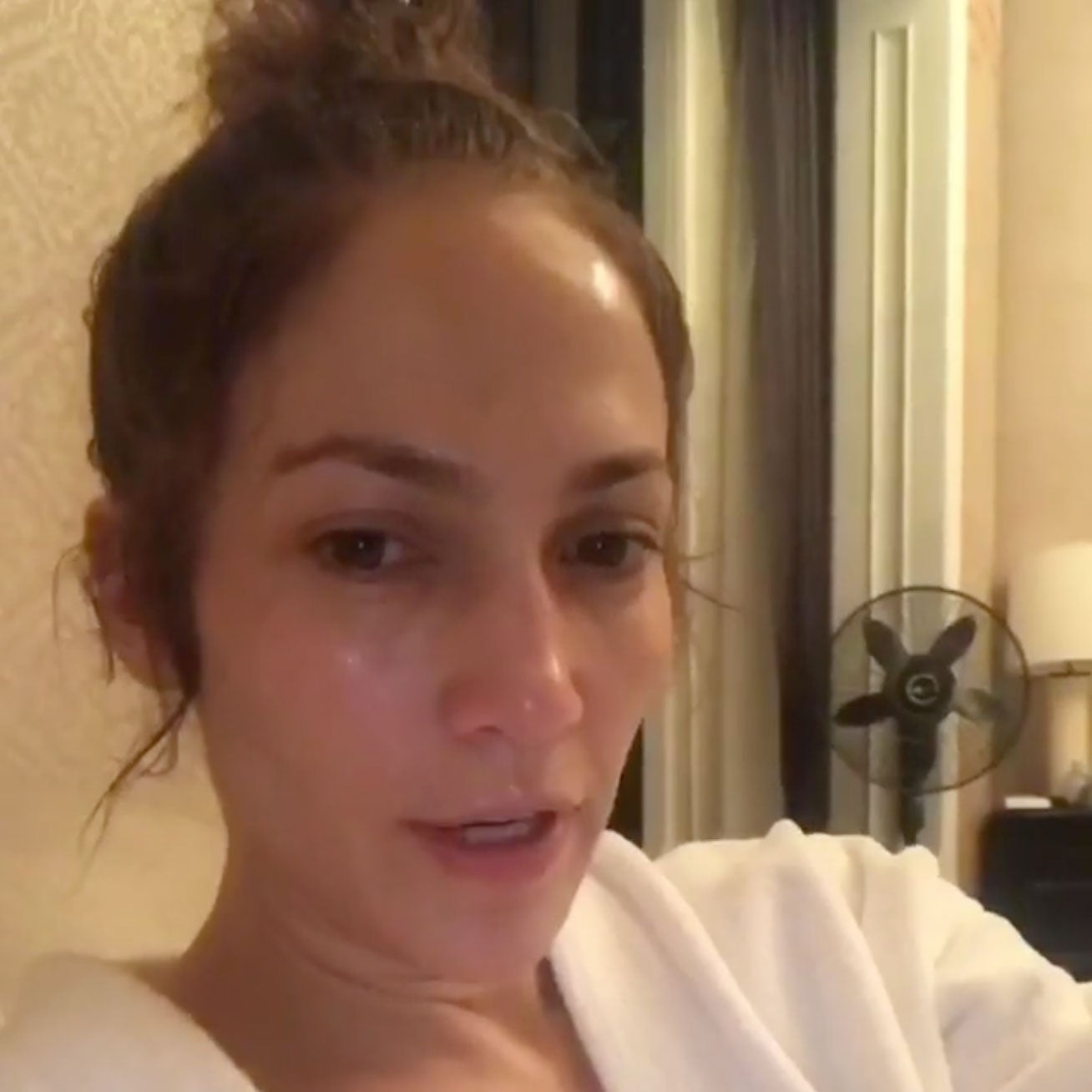 Jennifer Lopez. Quiso fotografiarse antes de comenzar su ritual de preparación preconcierto sin nada en la cara. Impresionante documento: tiene un cutis de veinteañera a sus 40.