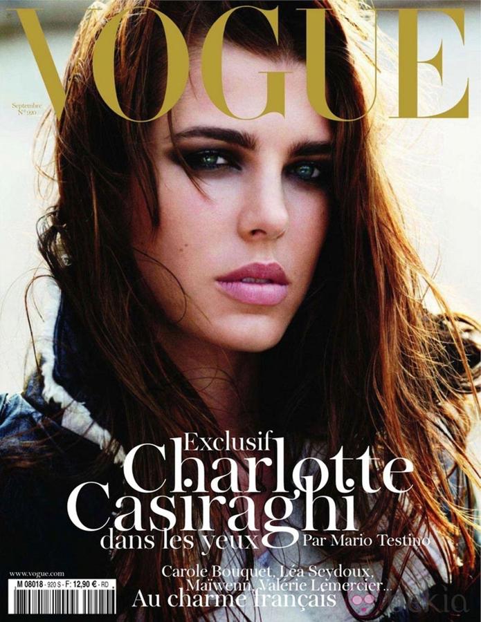 Carlota Casiraghi en la primera de las portadas que protagonizó para la revista 'Vogue'.
