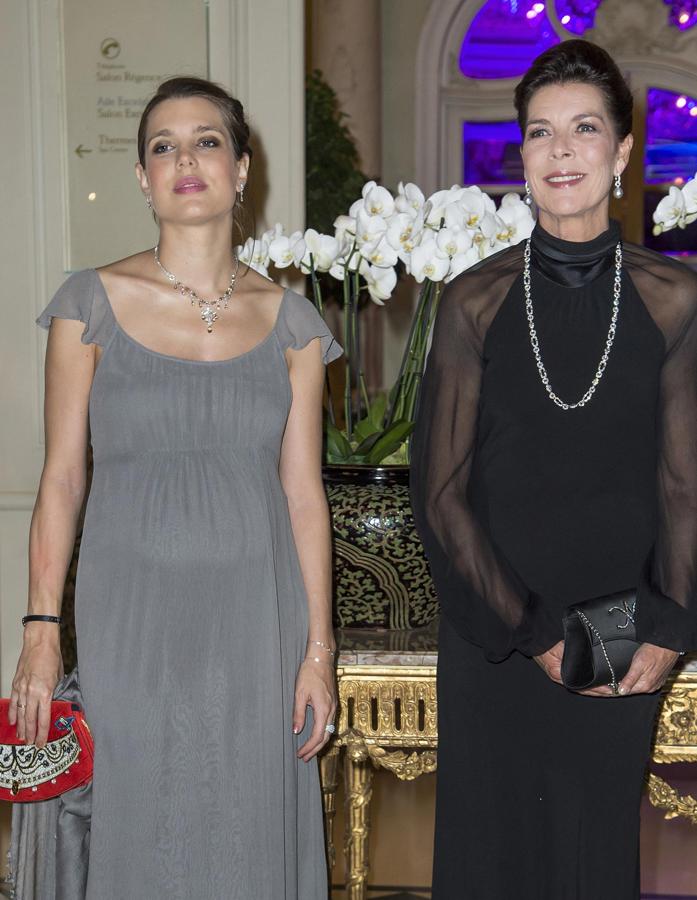 Carlota Casiraghi ha estado sometida al escriutinio público desde siempre, sobre todo cuando aparece al lado de su madre, Carolina de Mónaco, con quien se la compara constantemente.