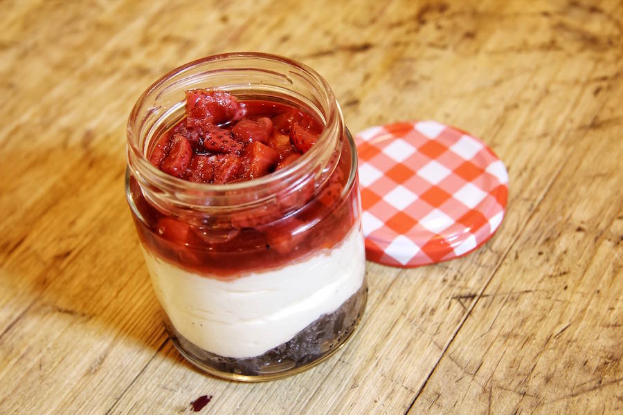 Este cremoso de queso presentado en un tarrito para comer con cuchara larga es perfecto para compartir. Viene acompañado de una base de galletas Oreo y fresas estofadas. Podrás encontrarlo en el restaurante Rita La Cantaora (Calle Juan Muñoz, 43. Leganés, Madrid). Su textura es cremosa pues está hecho sólo con Philadelphia.