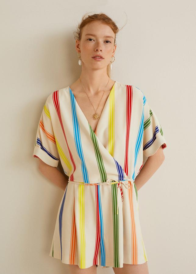 Hace unas semanas te contábamos que  el estampado arcoiris había llegado para quedarse , y este mono corto de Mango no hace más que reafirmar nuestra teoría. Precio: 39.99 euros.