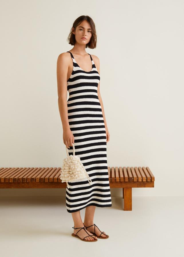 No tengas miedo a las rayas horizontales, porque este vestido de punto 'black&white' de Mango sienta de maravilla. Precio: 29.99 euros.