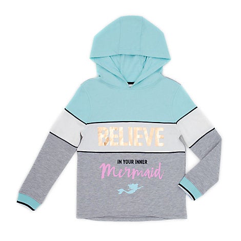 Nada de 'believe in unicorns', ahora nosotras creemos en sirenas. Y en la playa siempre refresca, así que tendrás que llevarte una sudadera... Precio: 30 euros