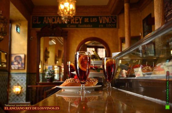Si hay una taberna con solera, castiza y centenaria en Madrid, esa es El Anciano Rey de los Vinos. En la mismísima calle Bailén, en su barra te tomarás auténtico vermut de grifo, a poder ser, acompñado de aceitunas, patatas fritas o boquerones en vinagre, con espectaculares vistas a la Catedral de la Almudena y el Palacio Real.