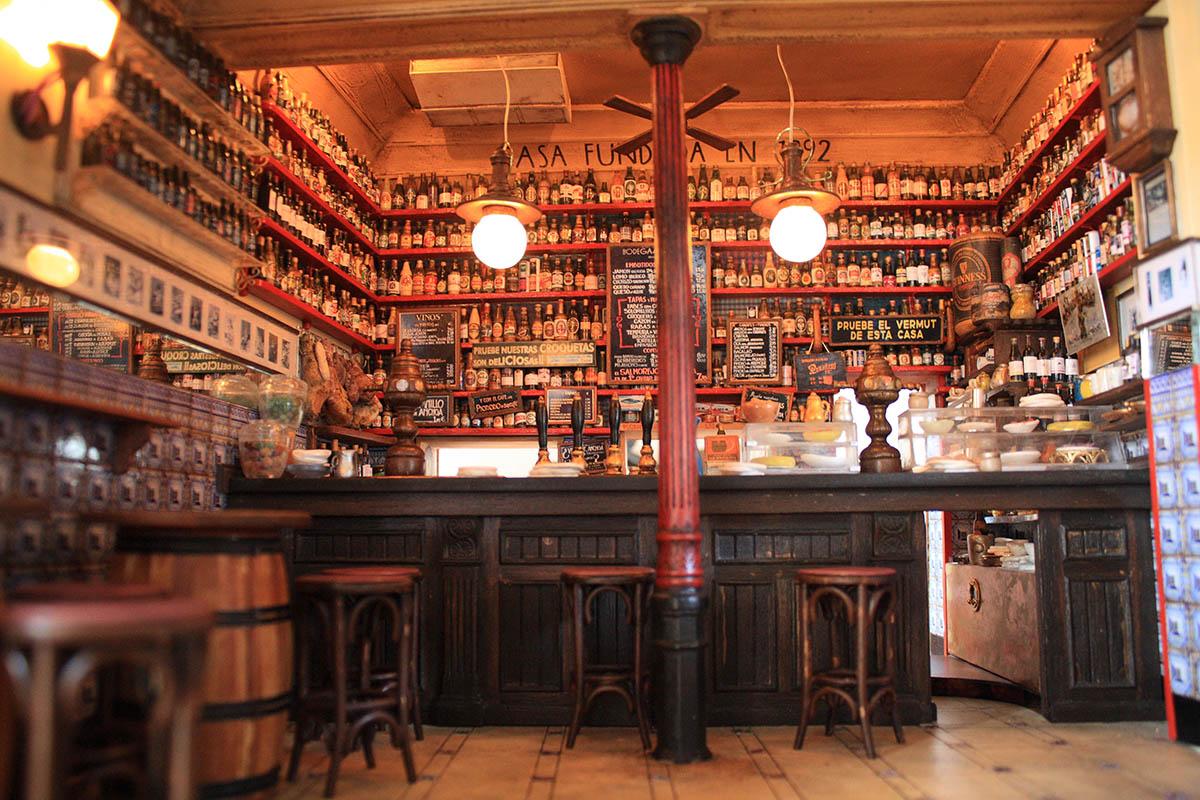 Sus mesas son antiguos barriles de vermut a granel, así que no deberías pedir otra bebida en esta castiza taberna madrileña (calle Colón, 13). No te olvides de acompañao de un pincho de tortilla de doña Concha ( una de las mejores que probarás en tu vida ) o de una contundente ración de callos.