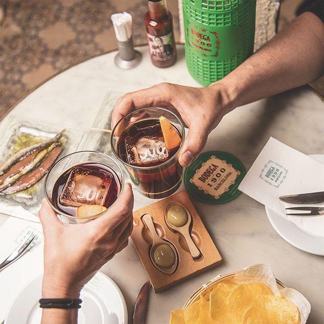 La Bodega 1900 (calle Tamatir, 91) es "una propuesta personal de Albert Adrià, la suma de su visión del mundo del vermut y un guiño a las vermuterías tradicionales para no perder su esencia. Revisamos el pasado y preparamos recetas tradicionales vistas desde la perspectiva actual". Imprescindible, vamos.