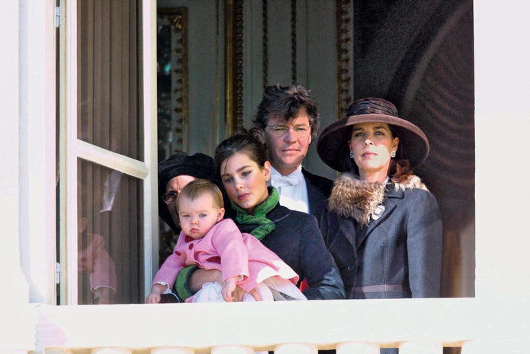 En 1999, con su hermana Alexandra en brazos, y detrás el entonces marido de su madre, Ernst de Hannover.