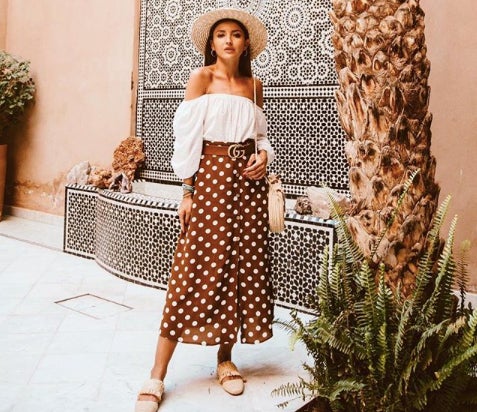 La influencer es muy fan de las faldas midi.