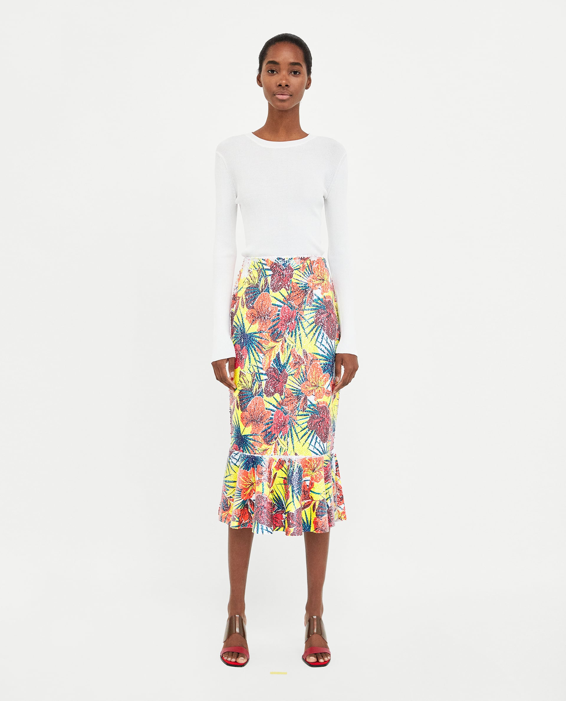 Falda estampada de lentejuelas de Zara: 25,95 euros.