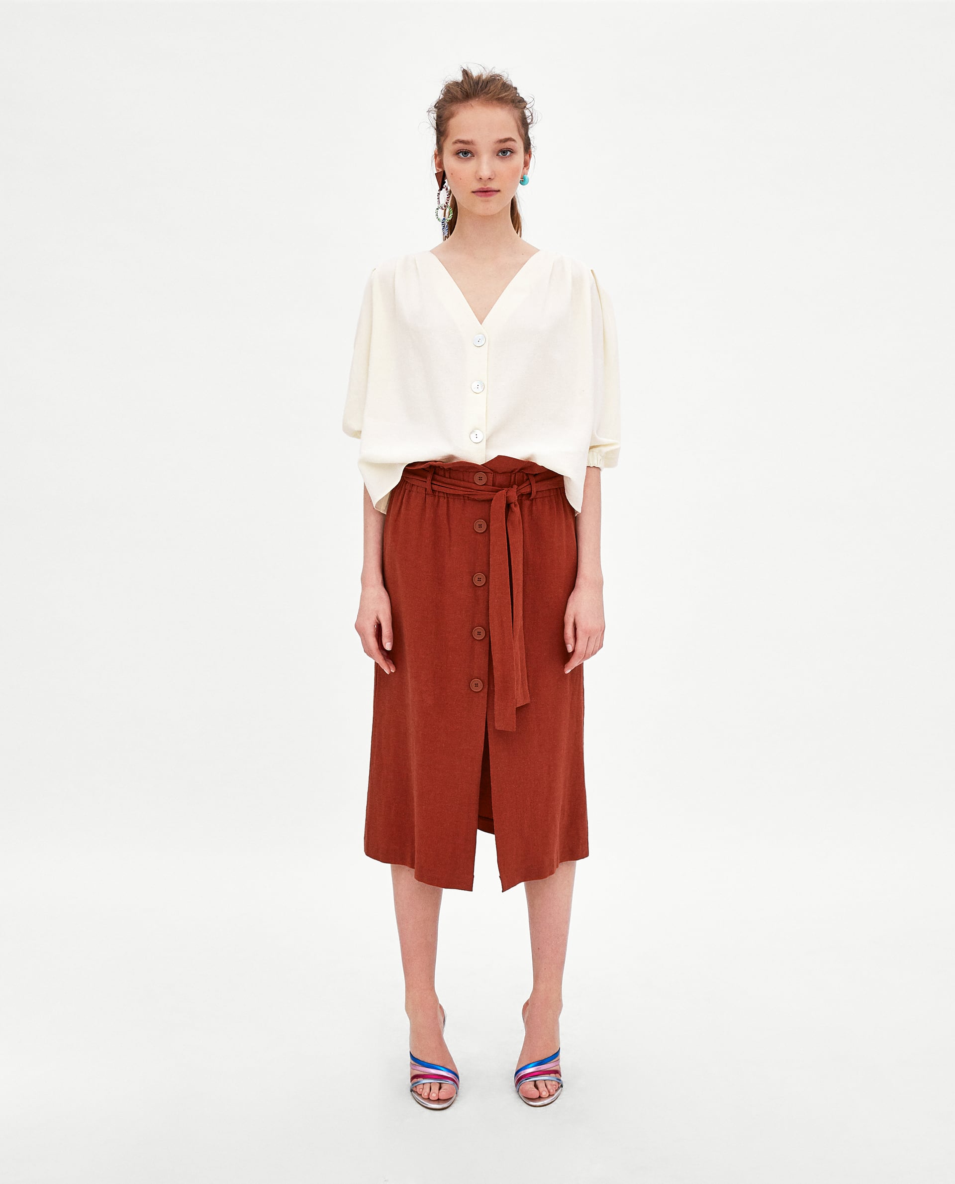 Falda midi con botones de Zara: 25,95 euros.