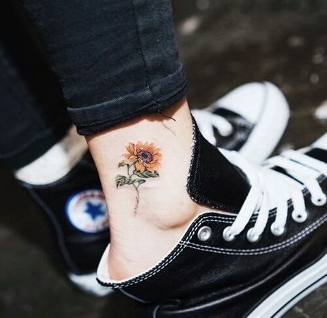 Fotos: Tatuajes de flores para sentir la primavera en tu piel