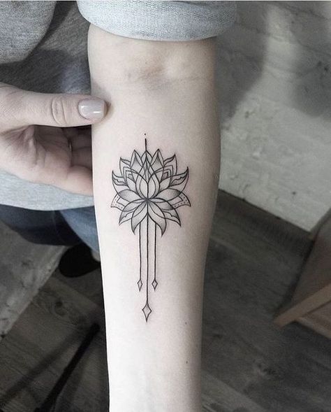 Fotos: Tatuajes de flores para sentir la primavera en tu piel