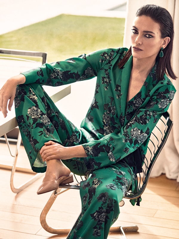 Laura Ponte luce conjunto de pantalón y camisa de seda, de Amitié. Pendientes y mules, de Gloria Ortiz.