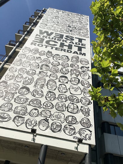 Edifio pintado por el artista Venour.