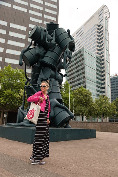 Ante una escultura en las calles de Róterdam.