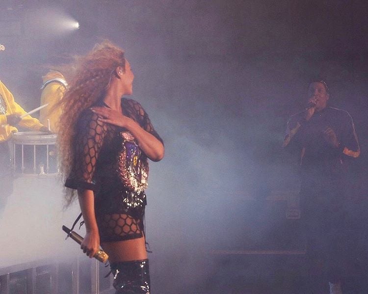 Otro de los 'looks' más festivales fue este, compuesto por una camiseta transparente con un enrejado en forma de panal, que lleva en el frente un bordado con un emblema de tipo heráldico. En él están bordados un busto de la reina egipcia que también aparece en la capa, una abeja, una pantera negra y un puño también negro. Más referencias al movimiento negro imposible.