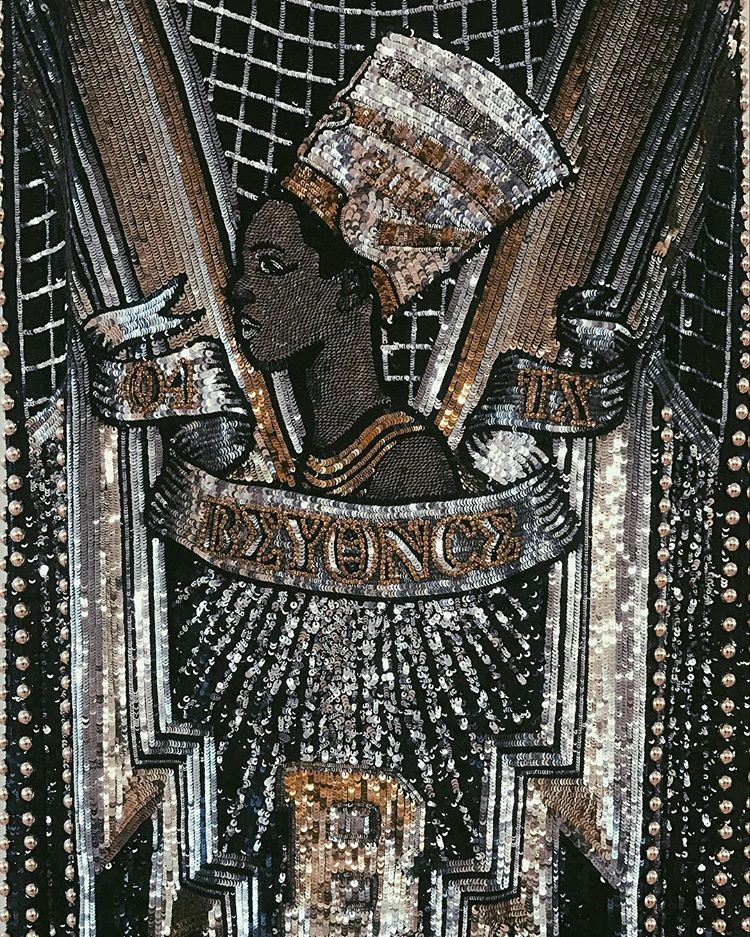 De todas las pieza que lleva el 'look' egipcio, la capa es especialmente impresionante. Va totalmente adornada con bordados que hacen un dibujo de la cantante en el centro. Rousteing cree que estas piezas icónicas pasarán a la historia de la música, lo mismo que el guante metálico y la chaqueta roja de Michael Jackson en “Thriller”, el body de Gaultier de Madonna en su “Bond Ambition Tour” o todo lo que se puso David Bowie como Ziggy Stadust.