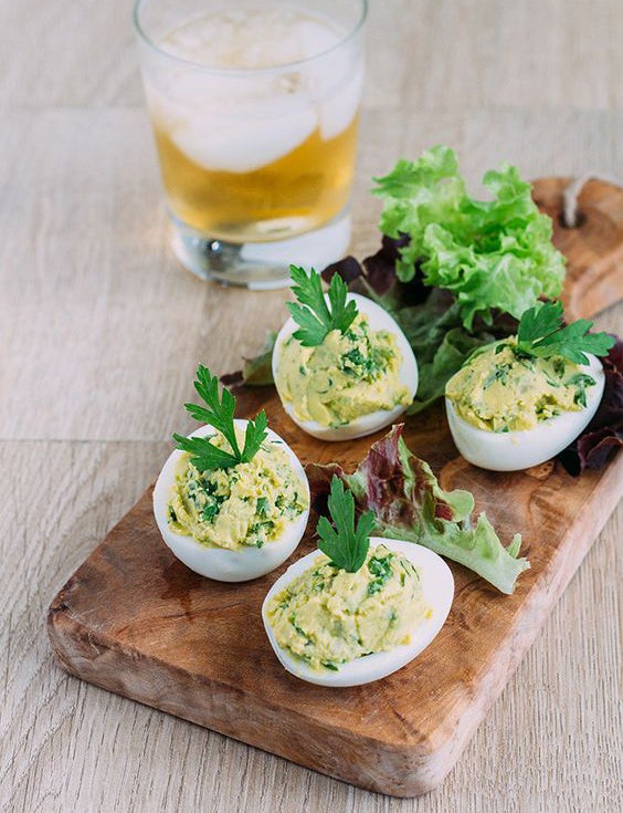 Huevos rellenos con guacamole: De las recetas más famosas de aguacate está el guacamole, pero si estás aburrido de lo mismo, puedes probar a hacer ¡huevos rellenos con guacamole! Además, el aguacate es un alimento súper nutritivo y el huevo contiene todos los aminoácidos esenciales. ¡A la carta!